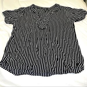 4/$10 ⚡️ Black & White Stripe V Neck Blouse